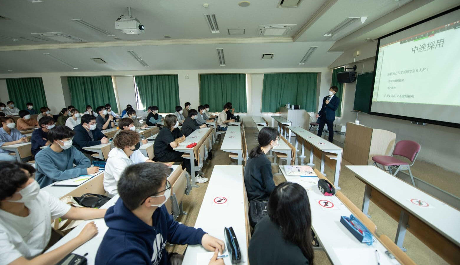 中規模教室で学ぶ専門科目